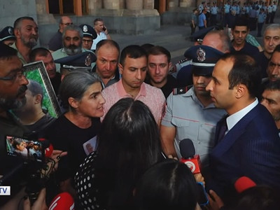Եթե էսքան գումար ունեիք, սառնարան առնեիք՝ մեր երեխեքի մարմինները գետնին չդնեիք. զոհվածի մայր