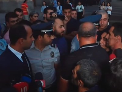 «Խի՞ եք անիծում երեխուս». «բա դուք խի՞ սպանեցիք հորս». վեճ Նաիրի Սարգսյանի ու զոհվածի դստեր միջև