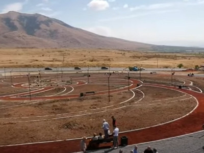 Արտակ Թովմասյանի նախաձեռնությամբ այգու բացում ու եկեղեցու խաչի, խորանի օծում Ապարանում