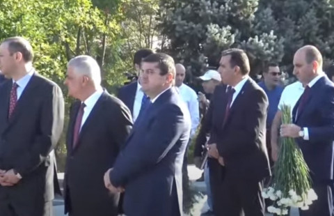 Բարձրաստիճան պաշտոնյաներն այցելում են Եռաբլուր