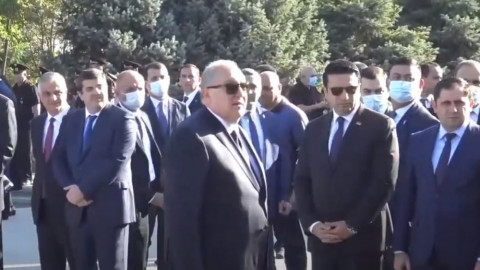Արմեն Սարգսյանը հրաժարվեց մոտենալ եւ պատասխանել լրագրողների հարցերին