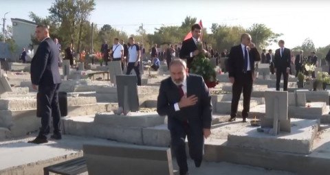 Փաշինյանը մեծ թվով թիկնապահների ուղեկցությամբ շրջում է «Եռաբլուրում»