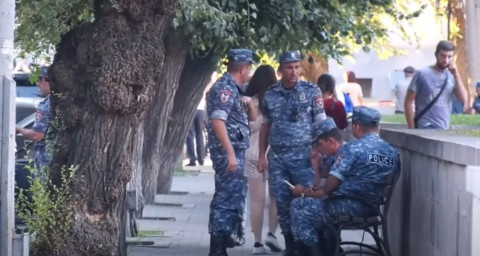Ոստիկանությունը ուժեր է կենտրոնացրել հրապարակին հարակից այգում