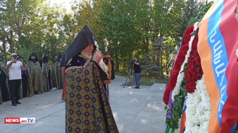Գարեգին Բ–ն հոգեւորականների ուղեկցությամբ այցելել է «Եռաբլուր»