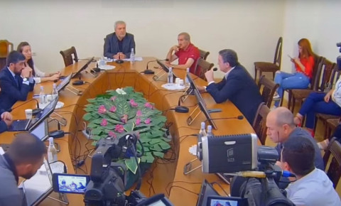 Իշխանությունը չի կարող պարտադրել ընդդիմությանը փոխել իր որոշումը. Ղազինյանը լքեց դահլիճը