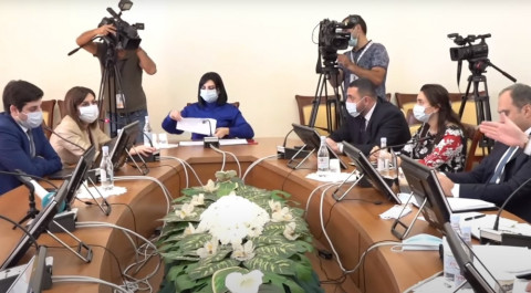 Իմ խոսքերը մի փորձեք մանիպուլացնել. վիճաբանություն Անահիտ Ավանեսյանի եւ բժշկի միջեւ
