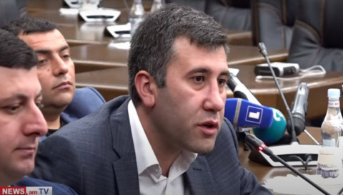 Եռաբլուրը եռապատկածները գնացին Եռաբլուր, քաղաքացին բողոքեց, ոստիկանները բերման ենթարկեցին. Մելիքյան