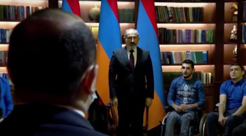 Փաշինյանը վիրավոր զինվորների հետ 1 րոպե լռությամբ հարգանքի տուրք է մատուցում՝ զոհվածների հիշատակին