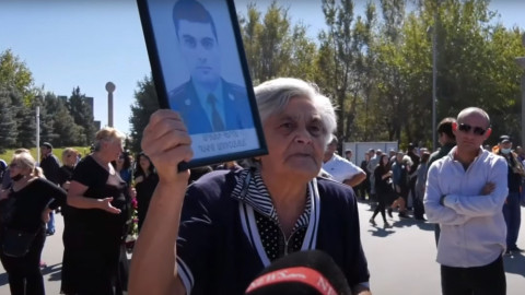 «Նիկոլ, Ղազանչեցոցի անեծքը քո ու քո ընտանիքի վրա ա». զոհված մայորի մայր