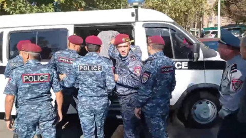 Կարմիրբերետավորները բերման են ենթարկում Կառավարության մասնաշենքի մոտ խաղաղ ակցիայի մասնակիցներին
