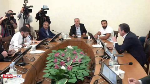 Թեժ վեճ ԱԺ–ում. Ղազինյանը լքեց նիստերի դահլիճը, Անդրանիկ Քոչարյանը հունից դուրս եկավ