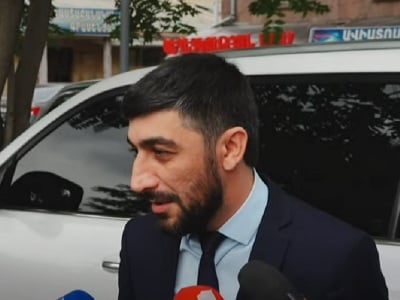 Ես վստահ եմ, որ Դավիթ Տոնոյանն անմեղ է. ՔՊ–ական պատգամավորը դատարանի բակ էր եկել