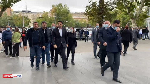 Ալեն Սիմոնյանը՝ երգիչ Հայկոյի հրաժեշտի արարողությանը