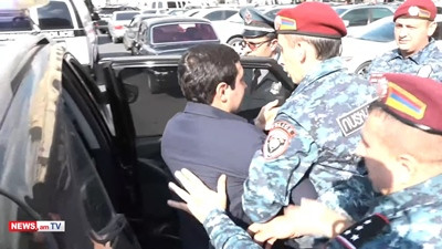 Ոստիկանները բերման ենթարկեցին հարցազրույց տվող ակցիայի մասնակցին