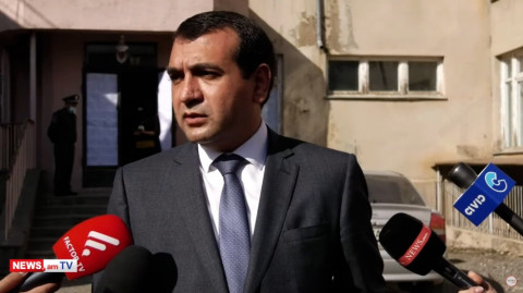 Ոչ, դա սոցիալական աջակցություններն են. Գյումրիի ՔՊ թեկնածուն` 50 հազար դրամ բաժանելու մասին