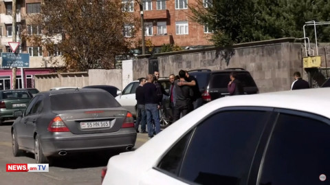 Քաղաքացիների եւ մեքենաների կուտակում թիվ 31/76 տեղամասի մոտ. ահազանգի հետքերով