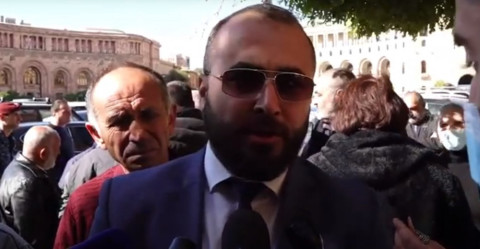 Կառավարությունը տեղյա՞կ էր, որ 5 գերի է վերադառնում. վարչապետի օգնականը հարցն անպատասխան թողեց