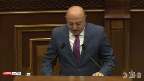 Կալանքից ազատ արձակված Արթուր Սարգսյանը երդվեց ԱԺ–ում. պատգամավորները ծափահարեցին