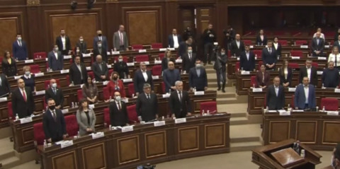Պատգամավորները 1 րոպե լռությամբ հարգեցին Հոկտեմբերի 27–ի զոհերի հիշատակը
