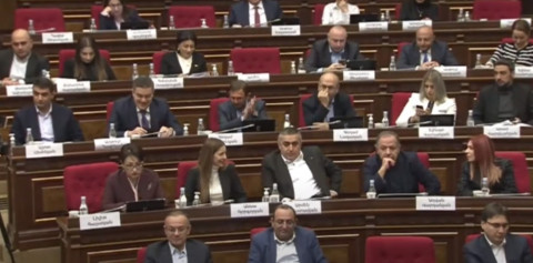 Միանում եմ ձեզ, Արցախն ուրացողը դավաճան է. Ռուբինյանի խոսքերից հետո ընդդիմադիրները ծափահարեցին
