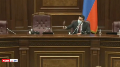 «Մի հատ բոլորդ լռեք». Ռուբինյանը գործի դրեց մուրճը