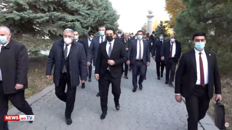 Ալեն Սիմոնյանը ՔՊ–ական պատգամավորների հետ վաղ առավոտյան այցելել է «Եռաբլուր»