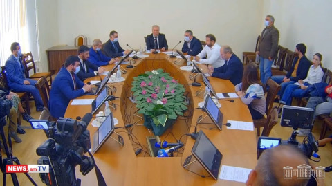Մեզ շատ հարցերում է օգնելու. Անդրանիկ Քոչարյանը պատգամավորներին ներկայացրեց Արծրուն Հովհաննիսյանին