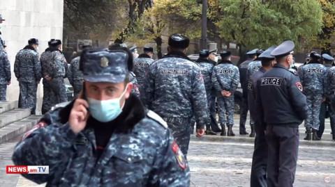 Ոստիկանությունը մեծաթիվ ուժեր է կենտրոնացրել Կառավարության դիմաց