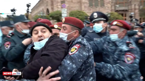 «Տղերք, գալիս եմ, հանգիստ». ոստիկաններն ուժով բերման են ենթարկում քաղաքացիներին
