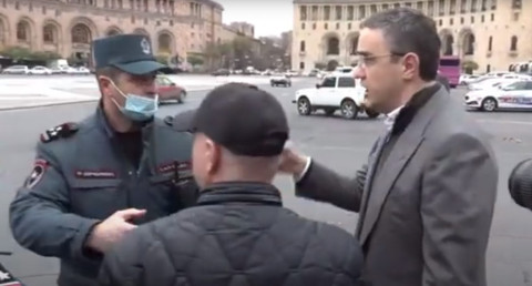 Ձեր տոնն իջացրեք, ես չեմ գոռում, բարձր եմ խոսում. Երեւանի փոխոստիկանապետը՝ Ղազինյանին