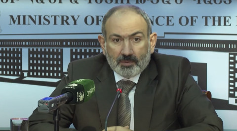Նիկոլ Փաշինյանը ներկայացնում է պաշտպանության նորանշանակ նախարար Սուրեն Պապիկյանին