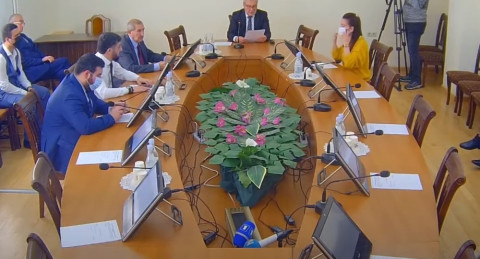 Սահմանին լարված է, իսկ ԱԺ պաշտպանության հանձնաժողովում Ղազինյանի թեկնածության հարցն են քննարկում