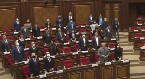 Ազգային ժողովում 1 րոպե լռությամբ հարգեցին նախօրեին զոհված զինծառայողների հիշատակը
