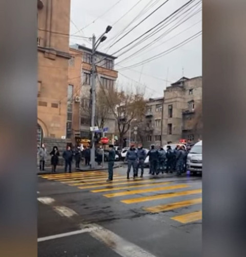 Ոստիկանները բերման են ենթարկում Արա Զոհրաբյանին