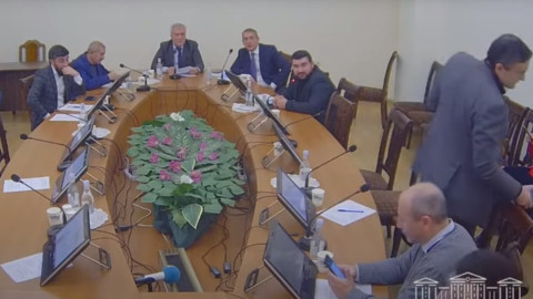 «Հայաստանը» կրկին առաջադրեց Ղազինյանի թեկնածությունը. ընդդիմադիրները լքեցին նիստերի դահլիճը
