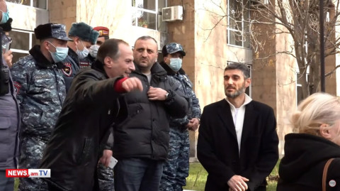 Դուք էլ ստորության մատերիալ եք դառնալու. բողոքի ակցիա առողջապահության նախարարության դիմաց
