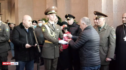 «Ցորի» զորամասի զինվորները հետմահու պարգեւատրվեցին. մեդալները հանձնեցին ծնողներին