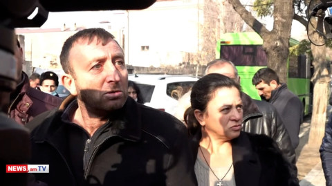 «Մեր երեխեքին պաս են տվել Ադրբեջանին, Ալենը պատասխան ա տալու ինձ». ԱԺ–ի դիմաց կրքերը թեժացան