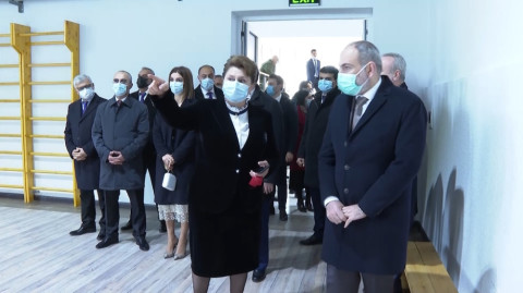 Փաշինյանը ներկա է գտնվել Վաղարշապատի թիվ 5 ավագ դպրոցի վերաբացման արարողությանը