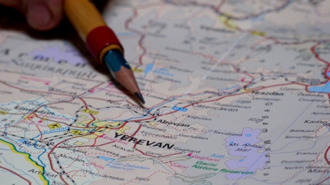 Քարտեզագիրը ներկայացնում է երկաթուղային եւ ավտոմոբիլային ճանապարհների հնարավոր երթուղիները