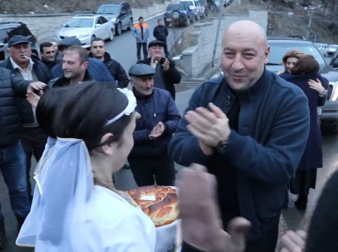 Քաջարանում մեծ ոգեւորությամբ են դիմավորել կալանքից ազատ արձակված համայնքապետ Մանվել Փարամազյանին