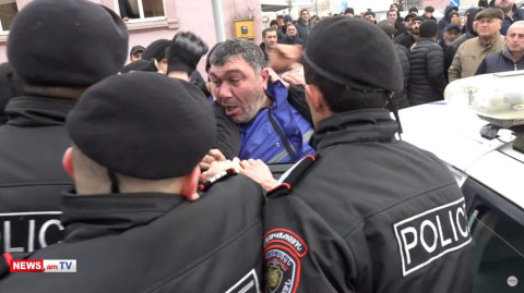 «Շունչս կտրվեց, թողեք». ինչպես են մեկ տասնյակից ավելի ոստիկանները բերման ենթարկում 1 ցուցարարի