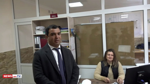 Ոստիկանները թույլ տվեցին Վոլոդյա Գրիգորյանին եւ ավագանու անդամներին մտնել շենք