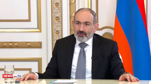 Հա 50 մլն դոլարանոց շենքում ենք նստում. Փաշինյանը խոսեց Կառավարության տանիքի տարբեր գույների մասին