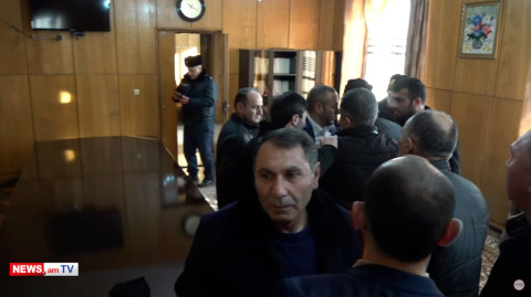 «Այ թուլա». Վարդենիսում ավագանու նիստից առաջ կրքերը թեժացան, վիճաբանություն սկսվեց
