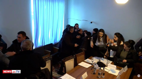 Քաշքշուկ Վարդենիսի համայնքապետարանում. ավագանու ընդդիմադիր անդամներին բերման են ենթարկում