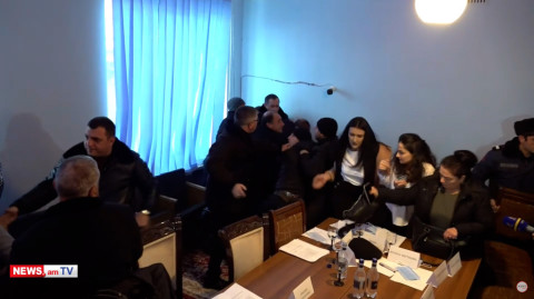 Էս ի՞նչ եք անում, մի քաշեք. ինչպես են ոստիկանները Վարդենիսում ուժով բերման ենթարկում ընդդիմադիրներին