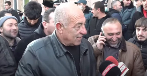 ՔՊ–ական Արամ Մելքոնյանի հայրը եկել է՝ ընդդիմադիր Ահարոն Խաչատրյանին շնորհավորելու