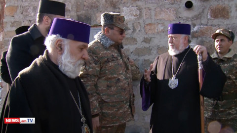 Սուրբ Ծննդյան տոնին ընդառաջ Աﬔնայն Հայոց Կաթողիկոսն այցելել է մարտական դիրքեր