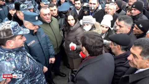 Ոստիկանները Վարդենիսում չթույլատրեցին ընտրված ավագանու անդամների մուտքը համայնքապետարան